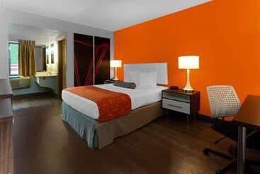 هتل Howard Johnson By Wyndham Waukegan Great Lakes