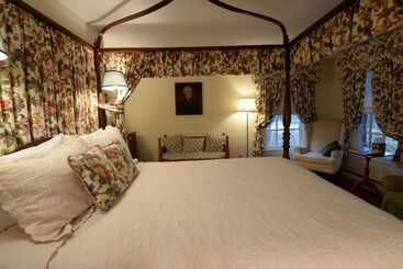 هتل Inn At Monticello