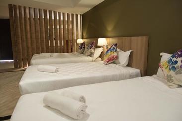 هتل Lumut Waterfront Apartment