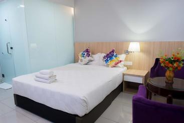 هتل Lumut Waterfront Apartment
