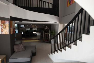هتل Lumut Waterfront Apartment
