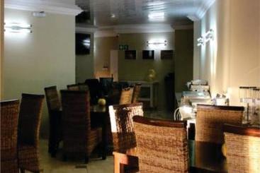 تختخواب و صبحانه Falling Waters Guest House