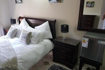 تختخواب و صبحانه Falling Waters Guest House