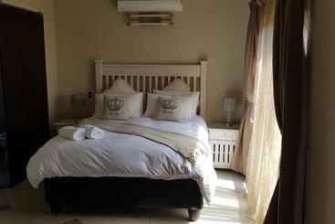 تختخواب و صبحانه Falling Waters Guest House