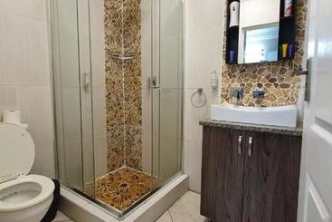 تختخواب و صبحانه Falling Waters Guest House