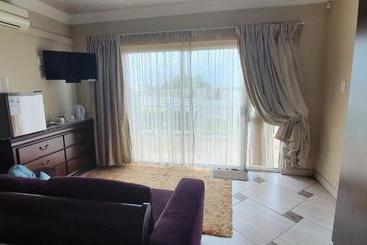 تختخواب و صبحانه Falling Waters Guest House