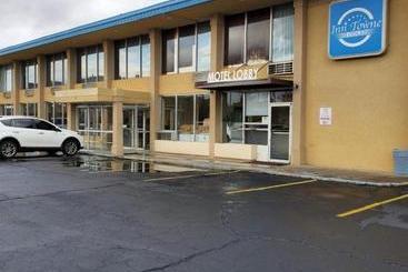 هتل Inn Towne Lodge