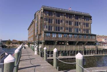 בית מלון כפרי Club Wyndham Inn On Long Wharf