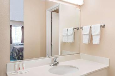 مُتل Days Inn By Wyndham Lenox Ma