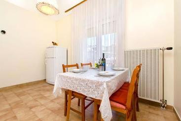 Hostel Guesthouse Mira