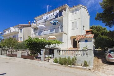 ツーリストアパートメント Apartments Slavica