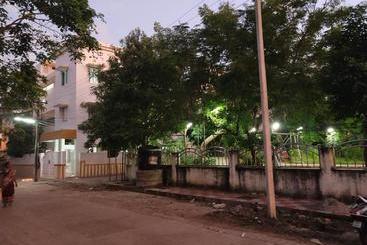 تختخواب و صبحانه Mayurapriya Inn