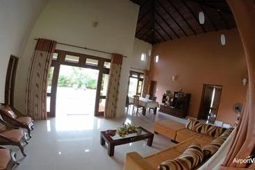 펜션 Airport Villa