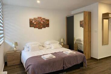 M70 Apartmanház