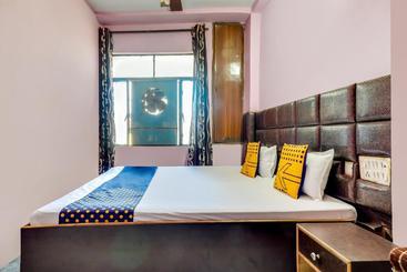 هتل Spot On 65515 Kanpur Deluxe