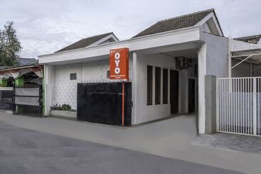 هتل Oyo 2391 Baladewa Residence Syariah