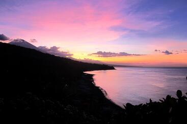 پانسیون Waenis Sunset View Hotel And Restaurant, Amed, Bali