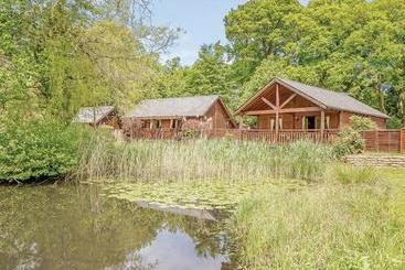 استراحتگاه Tilford Woods Lodge Retreat