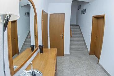 هتل Apartaments Damir