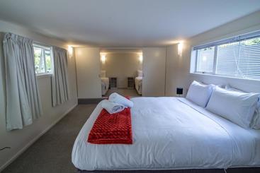 هتل Te Anau Lakefront B&b