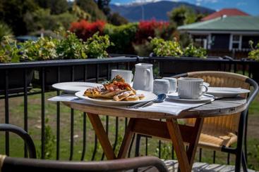 هتل Te Anau Lakefront B&b
