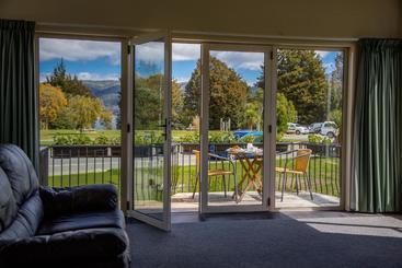 هتل Te Anau Lakefront B&b