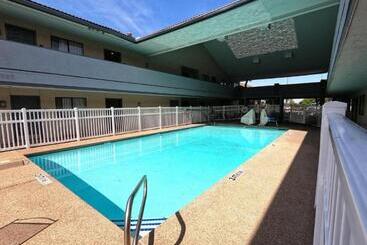 هتل Red Roof Inn & Suites Irving – Dfw Airport South