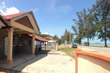 فندق Anggun Beach Guest House