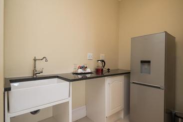 هتل Cricklewood Apartments