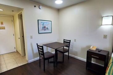 בית מלון כפרי Plano Inn & Suites