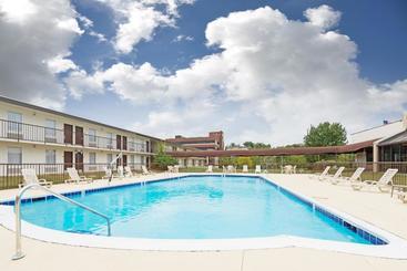 هتل Ramada By Wyndham Louisville North