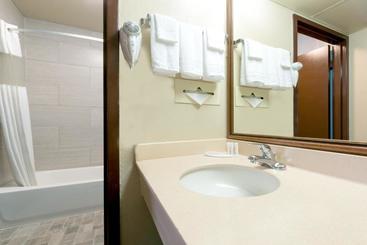 هتل Ramada By Wyndham Louisville North