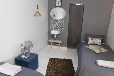 Отель Meteorite Rest Camp