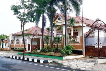 هتل Spot On 2618 Jepara Guest House