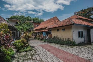 هتل Reddoorz Near Pantai Florida Anyer
