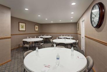 اقامتگاه Hawthorn Suites By Wyndham Dearborn/detroit Mi