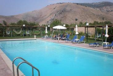 هتل آپارتمان Sezar Hotel Qeparo