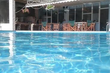 Sezar Hotel Qeparo