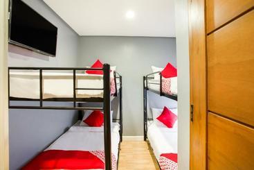 هتل Oyo 521 Bacaca Suites