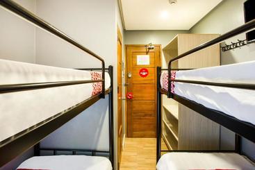 هتل Oyo 521 Bacaca Suites