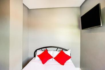 هتل Oyo 521 Bacaca Suites