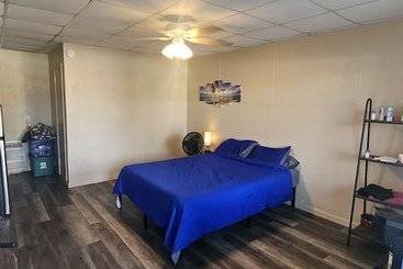 فندق على الطريق Sebastian Gardens Inn & Suites