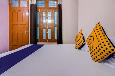 هتل Spot On 68052 Surya Guest House