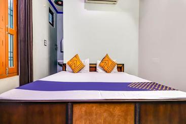 هتل Spot On 68052 Surya Guest House