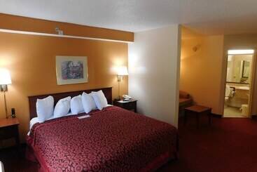 هتل Days Inn & Suites By Wyndham Cedar Rapids