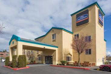 هتل Howard Johnson By Wyndham Vancouver  & Suites