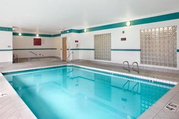 هتل Howard Johnson By Wyndham Vancouver  & Suites