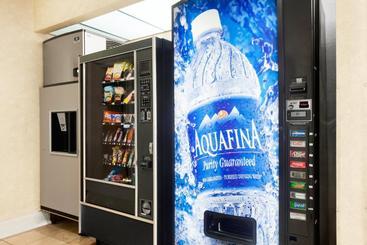 هتل Howard Johnson By Wyndham Vancouver  & Suites