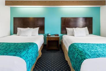 هتل Howard Johnson By Wyndham Vancouver  & Suites