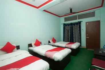 هتل Oyo 766  Crown Plaza